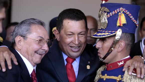 Hugo Chávez, impulsor de la Unasur, junto a Raúl Castro el 10 de agosto del 2009 en Quito, Ecuador. (AFP).
