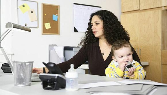 Muchas mujeres salen del mercado laboral debido a que son las que realizan en su mayoría las labores de cuidado doméstico y ganan menos que los hombres.