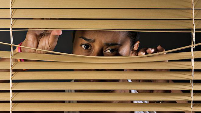 En casos graves, quienes sufren de agorafobia -un tipo de trastorno de ansiedad- no pueden salir de sus casas o de sus barrios, ya que fuera de ellos se sienten inseguros. (Foto: Getty)