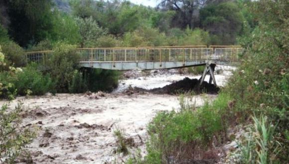 Puente para paso de niños se dañó por desborde del río Moquegua