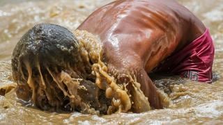 Los jóvenes que se buscan la vida en el Guaire, la cloaca de Caracas | FOTOS