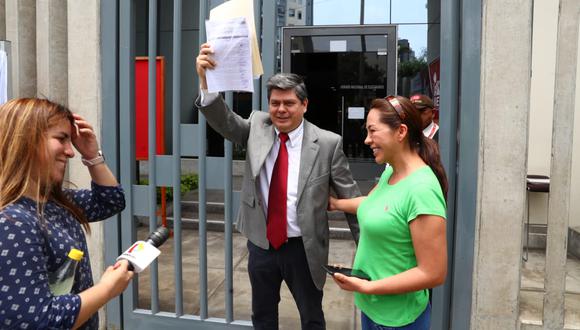 Carlos Torres Caro (Vamos Perú) y Nelly Cuadros (SN) acudieron ayer al JEE de Jesús María. (Foto: Alessandro Currarino / El Comercio)
