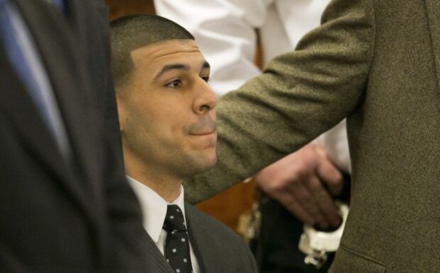 Aaron Hernandez también bebió mucho, lo que puede haber contribuido a su comportamiento y a la multitud con la que decidió pasar el rato (Foto: EFE)