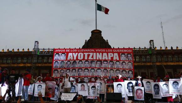 México: miles marchan por cuarto mes de desaparición de jóvenes