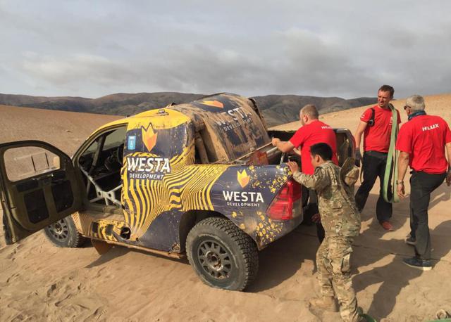 Camioneta Hilux competidora del Dakar Rally 2019 fue rescatada por personal de la Fuerza Aérea del Perú (Foto: FAP)