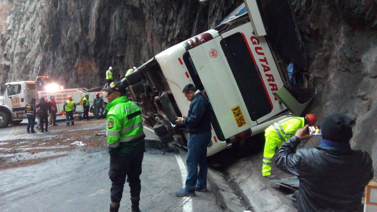 El accidente ocurrió a la altura de la zona de San Mateo. El vehículo impactó contra un cerro. (Foto: @DeviandesPeru)