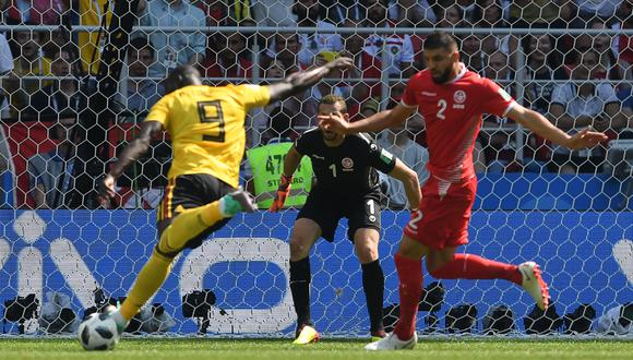 Romelu Lukaku demostró su olfato goleador ante Túnez: recibió un pase directo, descolocó a su único oponente y propulsó la pelota con un remate cruzado de pierna zurda. (Foto: AFP)