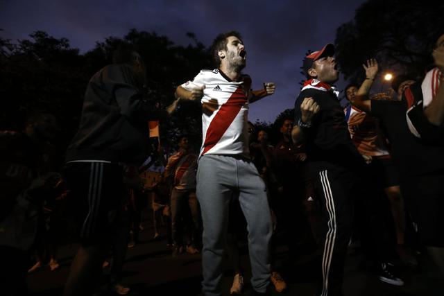 Hinchas de River Plate caminaron desde miraflores hasta el hotel para recibir al equipo argentino | Foto: Renzo Salazar/GEC