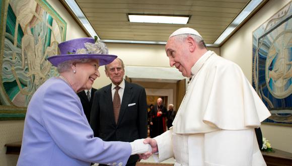 La reina Isabel de Gran Bretaña (izquierda), acompañada por su esposo, el duque de Edimburgo, el príncipe Felipe (centro), mientras saluda al papa Francisco en la Vaticano.