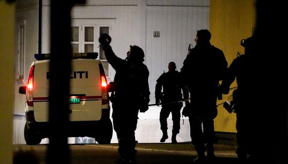 La policía acordona el lugar de un ataque mortal con arco y flecha en Kongsberg, Noruega. (HÅKON MOSVOLD LARSEN / NTB / AFP).