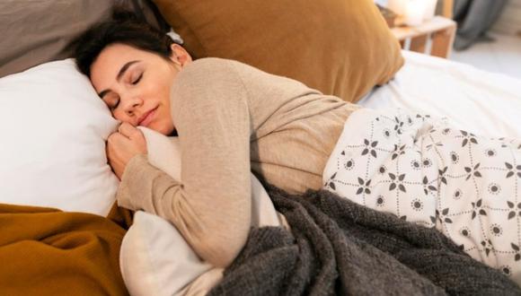 Un experto del sueño revela la peor posición para dormir. (Foto: Referencial / Freepik)