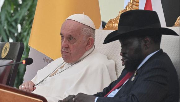 El papa Francisco (izquierda) y el presidente de Sudán del Sur, Salva Kiir (derecha), asisten a una reunión con autoridades, líderes de la sociedad civil y el cuerpo diplomático, en el jardín del Palacio Presidencial en Juba, Sudán del Sur, el 3 de febrero de 2023 (Foto: Tiziana FABI / AFP)