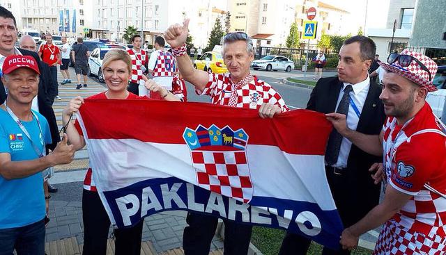 Kolinda Grabar-Kitarovic, presidenta de Croacia, ingresó al vestuario de sus compatriotas y festejó a lo grande victoria de sobre Rusia. El clip se viralizó en Facebook.