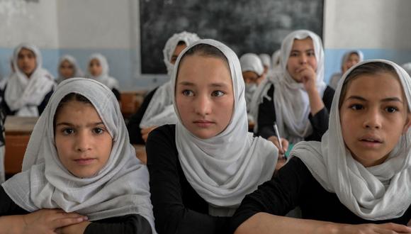 Niñas afganas asisten a una clase en una escuela de Kandahar el 26 de septiembre de 2021. (BULENT KILIC / AFP).