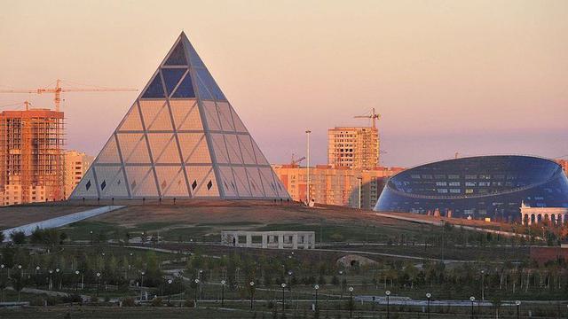 Astaná es una urbe futurista está llena de edificios en forma de pirámides, conos, esferas y curvas. (AFP).