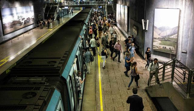 El Metro de Santiago cruza una capital segregada y hoy está herido de rabia. (Foto: AFP)