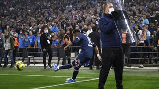 Lo tuvieron que proteger: hinchas del Marsella atacan con botellas al Neymar en ‘Le Classique’ 