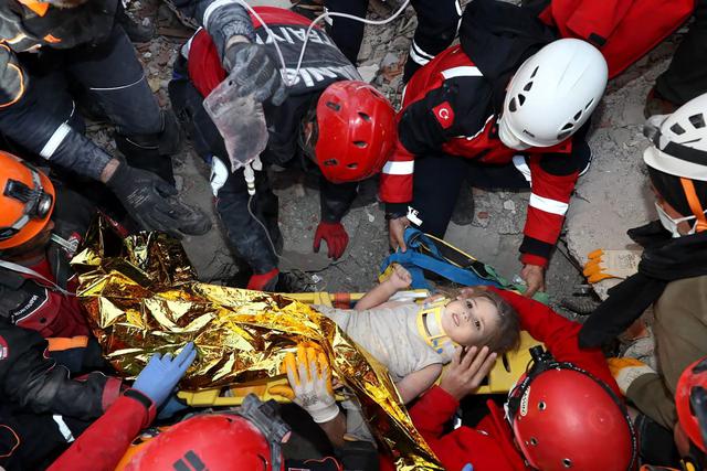 Ayda Gezgin, la miña de 3 años que fue rescatada de entre los escombros del terremoto en Turquía. (Foto: AFP).