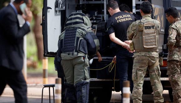 Las fuerzas de seguridad trabajan mientras un robot del escuadrón antibombas de la policía federal de Brasil se ve cerca de un artefacto explosivo en Brasilia, el 24 de diciembre de 2022. (REUTERS/Adriano Machado).
