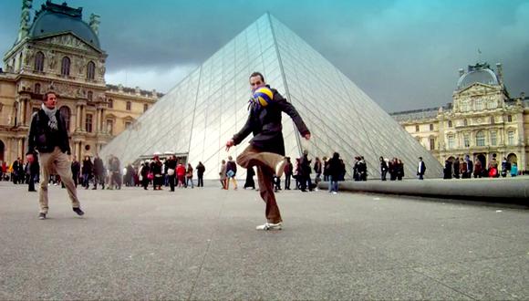 VIDEO: Viajero recorre el mundo dominando el balón por 2 años