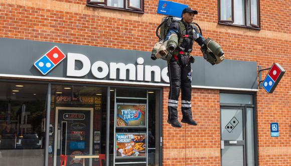En Reino Unido, Domino's estrenó su reparto de pizzas volando con jetpack.