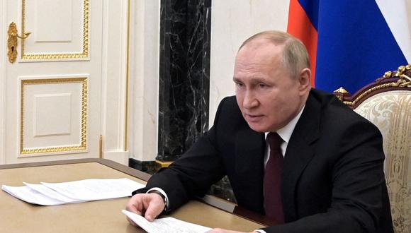 El presidente de Rusia, Vladimir Putin, preside una reunión con miembros de los equipos paralímpicos rusos el 21 de febrero de 2022. (Alexey NIKOLSKY / Sputnik / AFP).