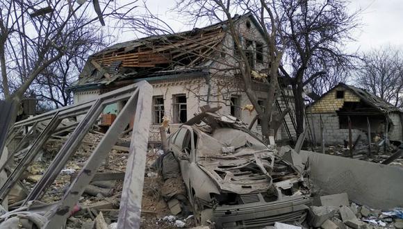 Se ve un automóvil destruido frente a una casa dañada por los bombardeos durante el conflicto entre Ucrania y Rusia en el pueblo de Marhalivka en la región de Kiev, Ucrania. (Foto: REUTERS/Oleg Pereverzev).
