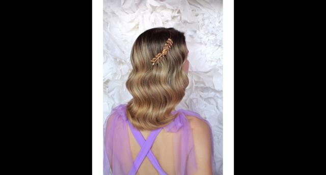 El peinado con ondas ligeras va ideal para una noche de fiesta. Complementa el look con una diadema o ganchos. (Foto: @shades_and_braids)