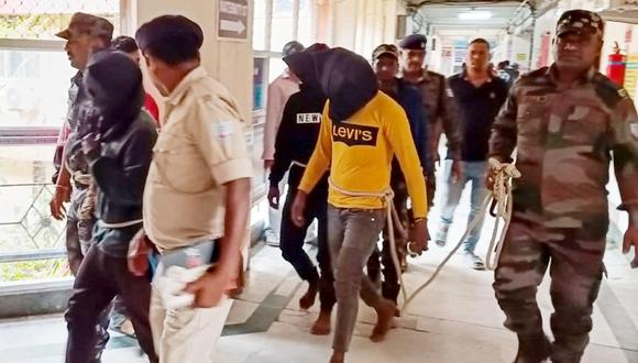 El personal de la policía escolta a hombres acusados de presuntamente haber llevado a cabo una agresión brutal contra una mujer española, hasta un tribunal de distrito en Dumka, en el estado indio de Jharkhand, el 4 de marzo de 2024. (Foto de AFP)