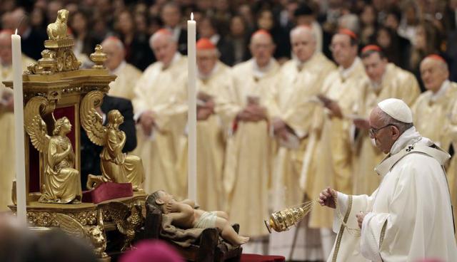 Papa Francisco celebra la Navidad con una misa en Basílica de San Pedro. (Foto: AP).