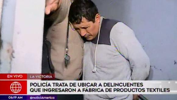 Policía captura a presunto delincuente que ingresó a fábrica de textiles (Captura: América Noticias)