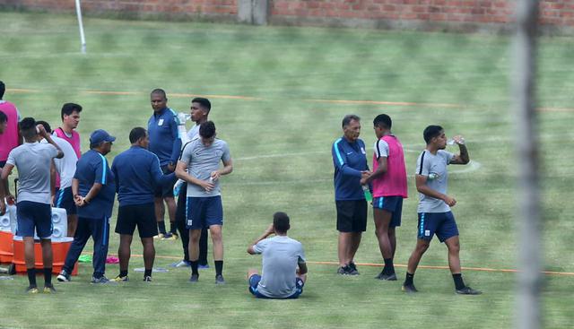 Miguel Ángel Russo llegó a los entrenamientos de Alianza Lima solo para despedirse de los jugadores. (Foto: Twitter @m3stas10)