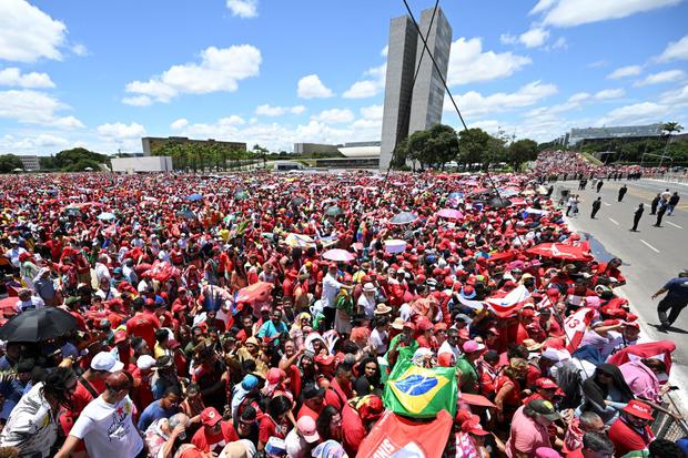 Los partidarios del presidente electo de Brasil, Luiz Inácio Lula da Silva, se reúnen para esperar su ceremonia de toma de posesión en Brasilia, el 1 de enero de 2023. (EVARISTO SA / AFP).