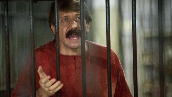 Viktor Bout habla con los medios de comunicación en una celda temporal antes de una audiencia en el Tribunal Penal de Bangkok el 4 de octubre de 2010. (Foto: archivo AFP/ NICOLAS ASFOURI)