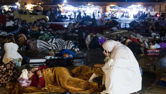 Los residentes permanecen en una plaza de Marrakech el 9 de septiembre de 2023, después de un terremoto. (Foto de FADEL SENNA / AFP)
