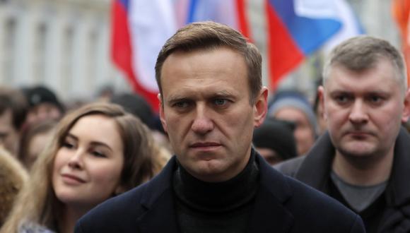 El líder de la oposición rusa y activista anticorrupción Alexei Navalny (centro) participa en una marcha en Moscú, Rusia, el 29 de febrero de 2020. (EFE / EPA / YURI KOCHETKOV).