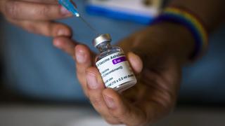 Regulador británico recomienda limitar la vacuna contra el coronavirus de AstraZeneca a mayores de 40 años