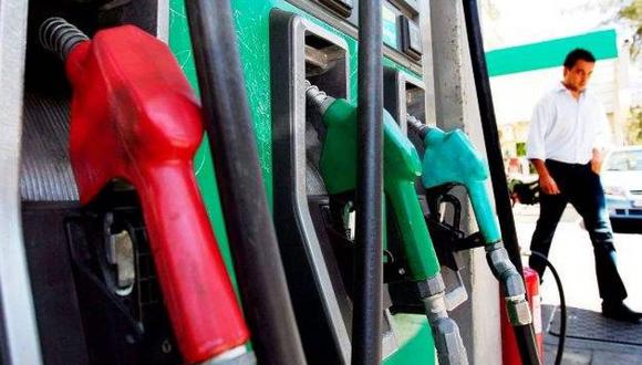 La norma modifica a su predecesora y cambia la fecha establecida para la venta de solo dos tipos de combustibles. (Foto: EFE)