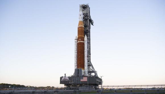 875 / 5.000
Resultados de traducción
Esta foto del folleto de la NASA muestra el cohete del Sistema de lanzamiento espacial (SLS) de la NASA con la nave espacial Orion a bordo de un lanzador móvil mientras sale de High Bay 3 del edificio de ensamblaje de vehículos por primera vez para lanzar el Complejo 39B, 17 de marzo de 2022, en El Centro Espacial Kennedy de la NASA en Florida.(Foto de Joel KOWSKY / NASA / AFP)