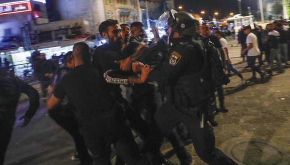La policía israelí detiene a un palestino durante los enfrentamientos entre la policía israelí y los manifestantes palestinos, junto a la puerta de Damasco de la ciudad vieja de Jerusalén. (Foto: EFE / EPA / ATEF SAFADI).