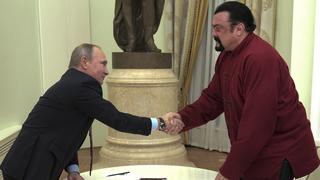 Putin le entregó el pasaporte ruso a Steven Seagal [FOTOS]