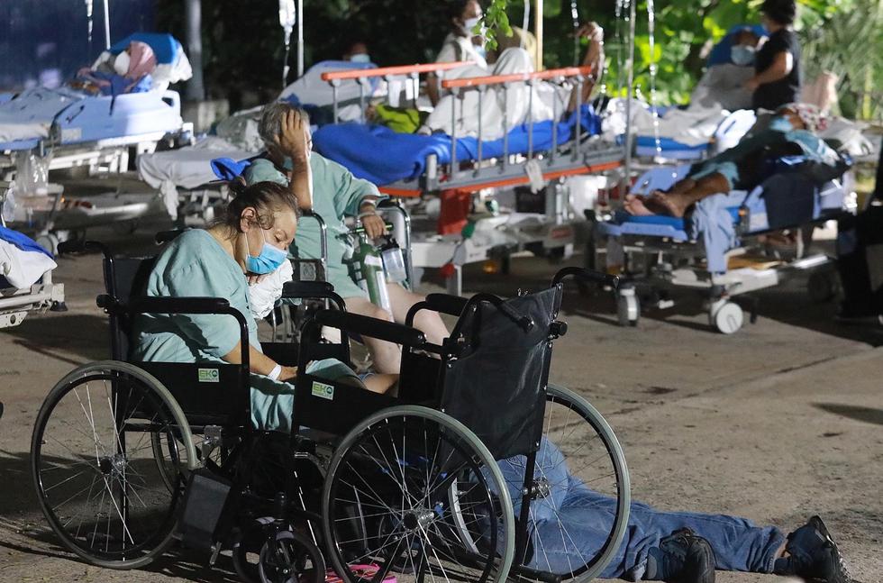Pacientes de un hospital público fueron desalojados debido al sismo de magnitud 7,1 en el balneario de Acapulco, en el estado de Guerrero, México. (EFE/David Guzmán).

