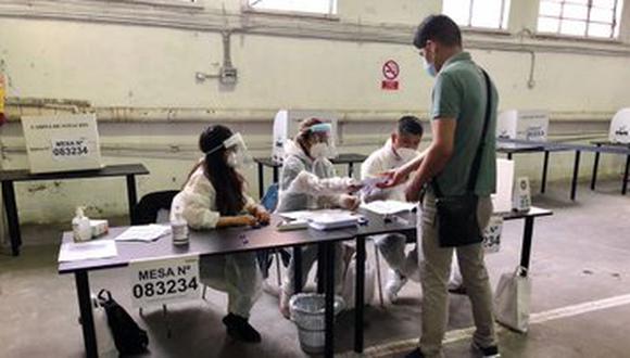 Un ciudadano peruano ejerce su derecho al voto en Italia el 6 de junio del 2021. (Foto: @CancilleriaPeru, vía Twitter).