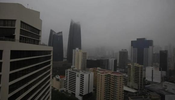 Vista de la Ciudad de Panamá cuando cae una intensa lluvia, en una imagen de archivo.