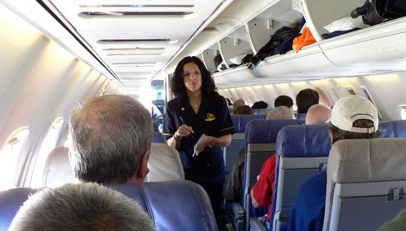 Aeromoza 'advierte' a pasajeros que oculten drogas al aterrizar