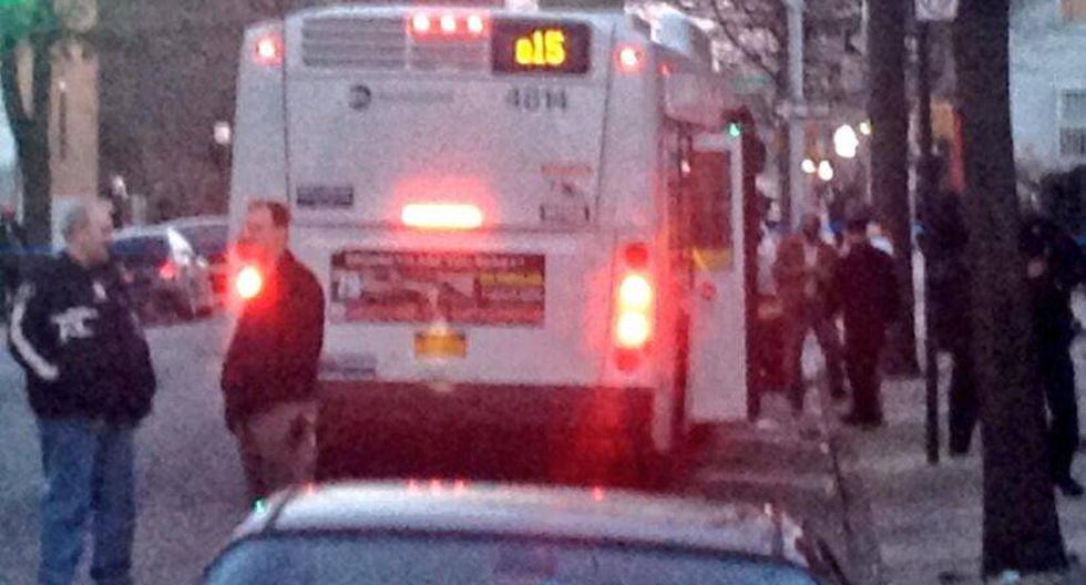 El autobús donde ocurrió la violencia. (Foto: @TimFleischer7)