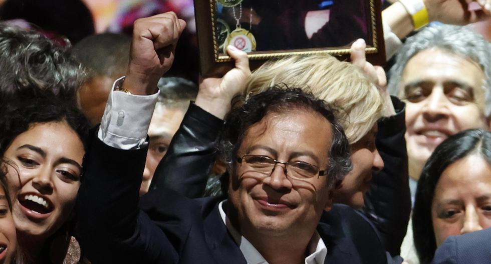 El presidente electo de Colombia, Gustavo Petro, celebra tras ganar la segunda vuelta. (EFE/ Mauricio Dueñas Castaneda).