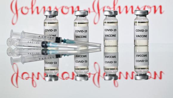 Sudáfrica recibirá este martes su primer lote de 80.000 vacunas de la empresa farmacéutica Johnson & Johnson (J&J) contra el coronavirus. (Foto: by JUSTIN TALLIS / AFP).