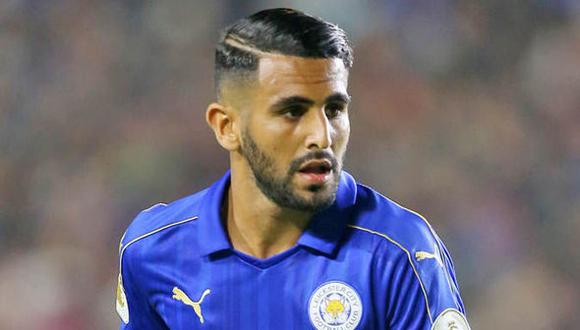 Riyad Mahrez le comunicó a la directiva del Leicester City su salida del club. "Soy una persona ambiciosa y siento que es el momento de pasar a una nueva experiencia", dijo en un comunicado. (Foto: AFP)