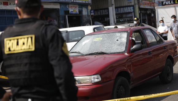 Un policía custodia la escena del asesinato de un taxista que fue acribillado por sicarios en Independencia, el pasado 28 de setiembre (Foto: Diana Marcelo/@photo.gec).